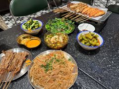 -何妹湿辣牛肉·粤式烧烤砂煲(桂雅路店)