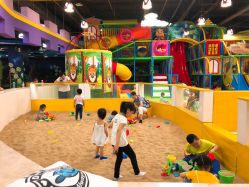 -维佳童话镇演出现场(徐东店)
