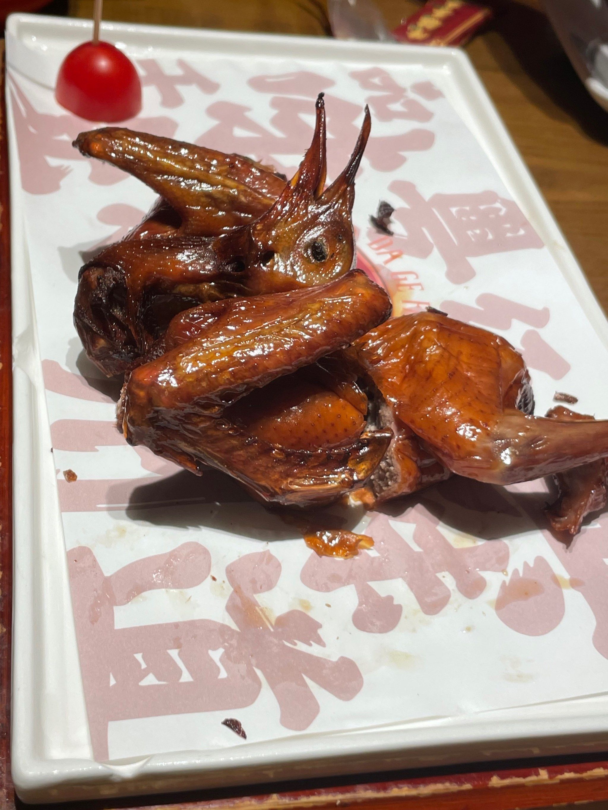 n大鸽饭(动物园店)位于环市东路,紧邻动物园地铁站c出口,交通手分