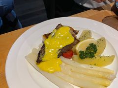 香煎鳕鱼配白芦笋荷兰汁香草土豆-LENBACH兰巴赫西餐啤酒坊(大连东港店)