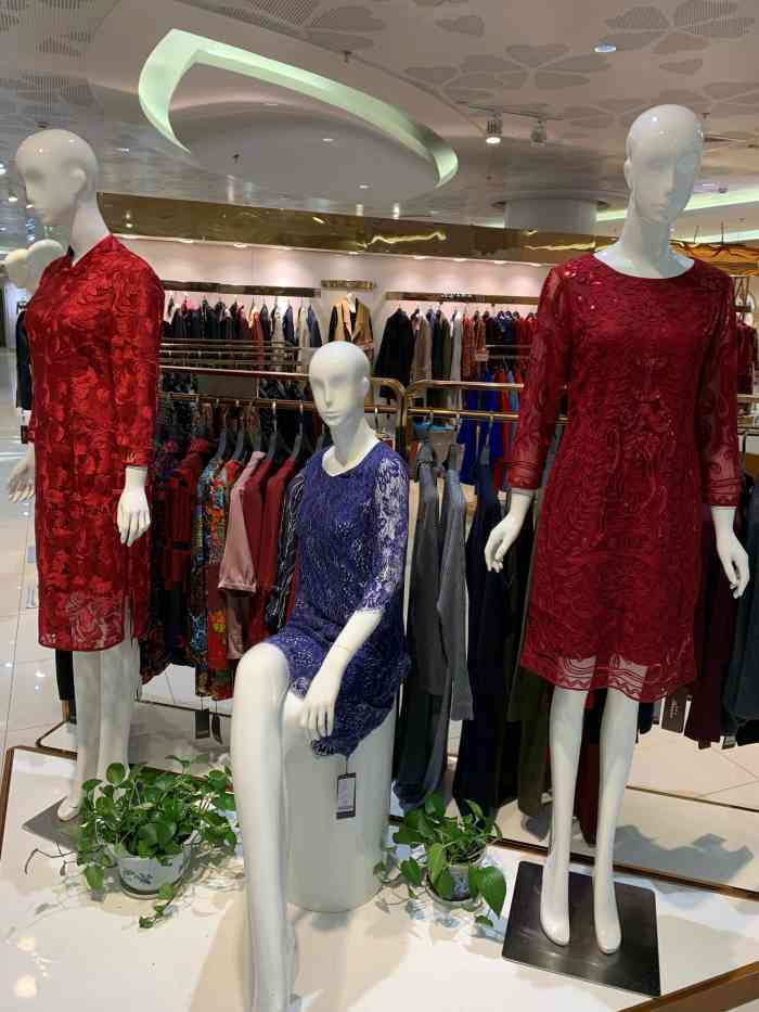 莎米尔这个女装品牌店铺位于苏州市观前街长发商厦二楼,这是一个以中