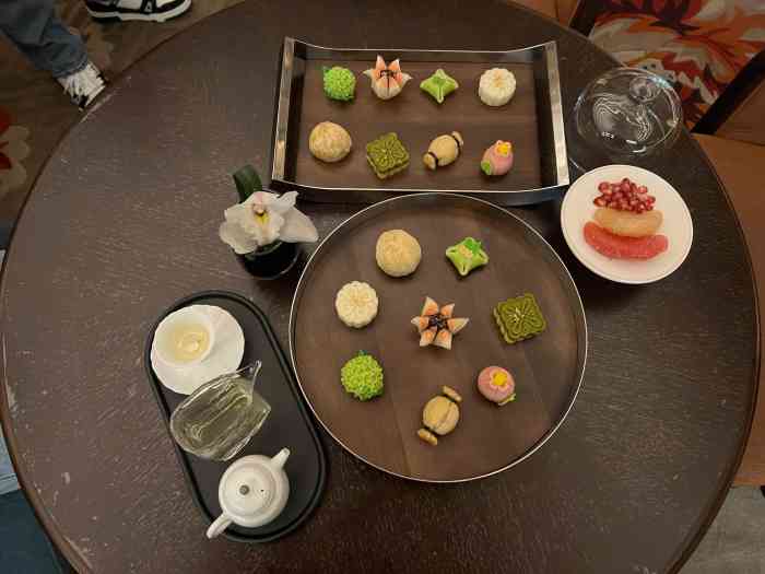 团购了疯帽子下午茶,双人份结果四个人都吃不完…量蛮大的…但甜点