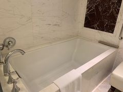 -深圳富苑皇冠假日套房酒店