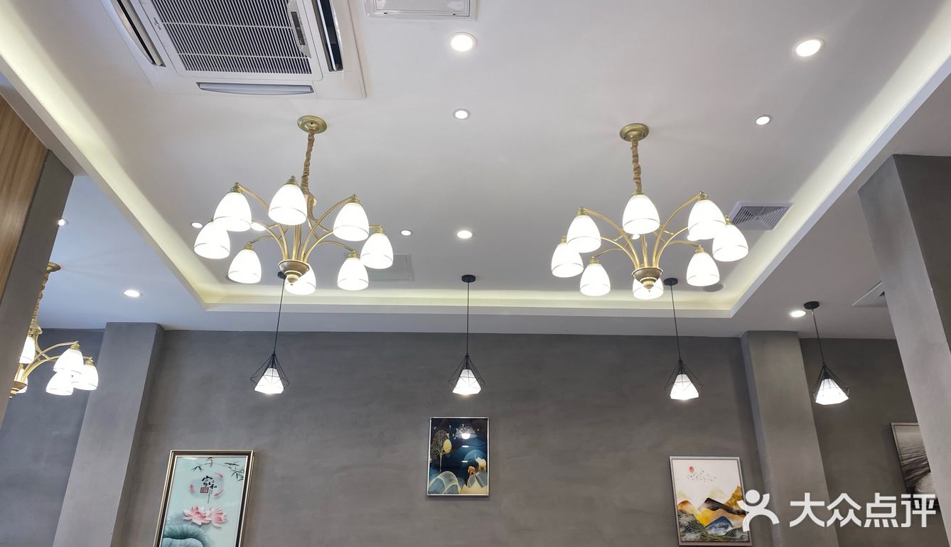 环境：就在三里桥 外面正在修路有点挡住店面了
