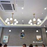 环境：就在三里桥 外面正在修路有点挡住店面了