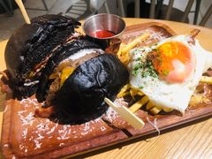 经典牛肉汉堡-HELLO 27 意面·沙拉·帕尼尼