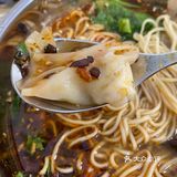 看见一家重庆粉面，环境干净，偶尔也会听见老板讲成都话
