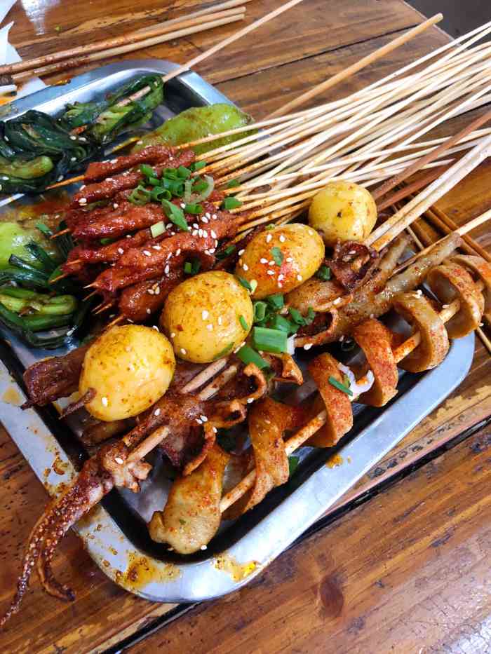 峨眉山周烧烤(玉带中路店)-"位置: 位于玉带中路一个婚纱店旁边,巷子.