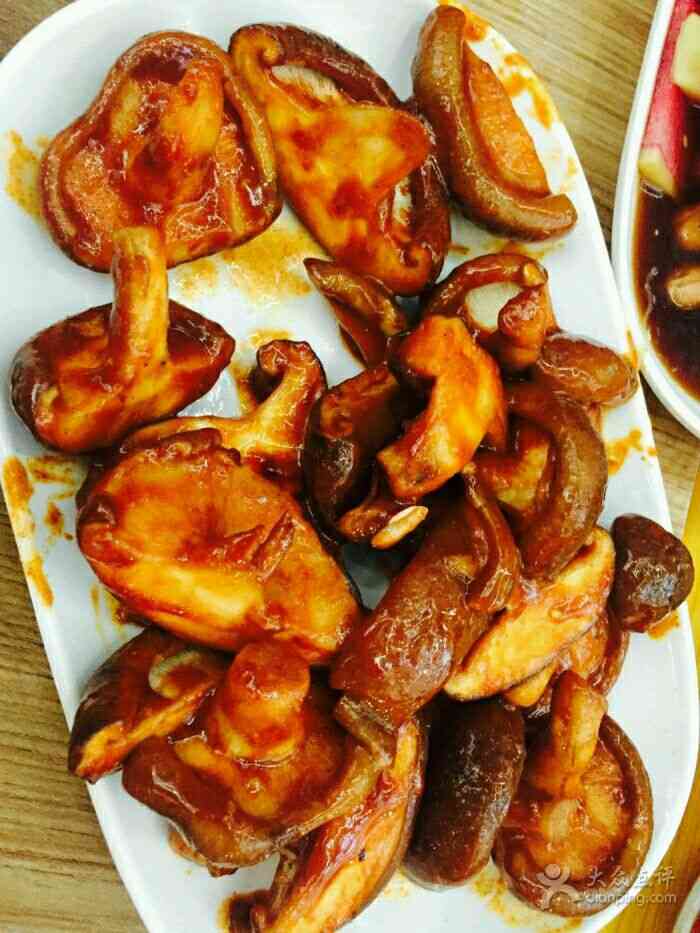 地桌酸菜煎肉-"服务不错,肉还挺好吃的,酸菜好吃,墨斗有.