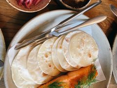 烟熏三文鱼配烤饺子皮和芥末籽酱-BOR Eatery(安福路店)