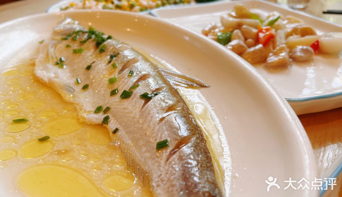 5菜1汤1份主食3个女孩正好，还送了我们一碟桂花糕