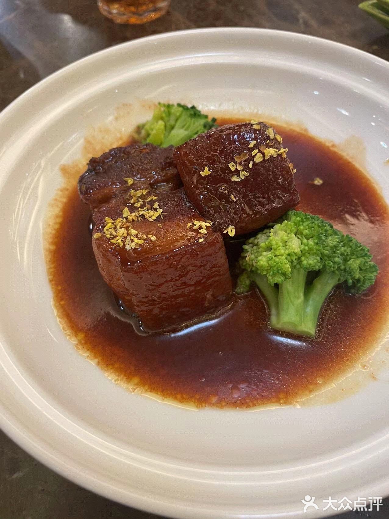 我又来了两块 三块肉 两碗饭 舒服！店内位置很大