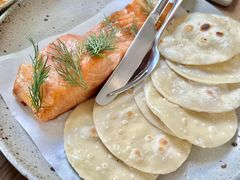 烟熏三文鱼配烤饺子皮和芥末籽酱-BOR Eatery(安福路店)