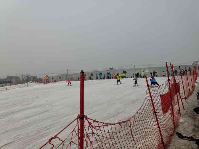 华彬生态园滑雪场"带孩子来华彬庄园玩,八岁第一次滑雪.小时.