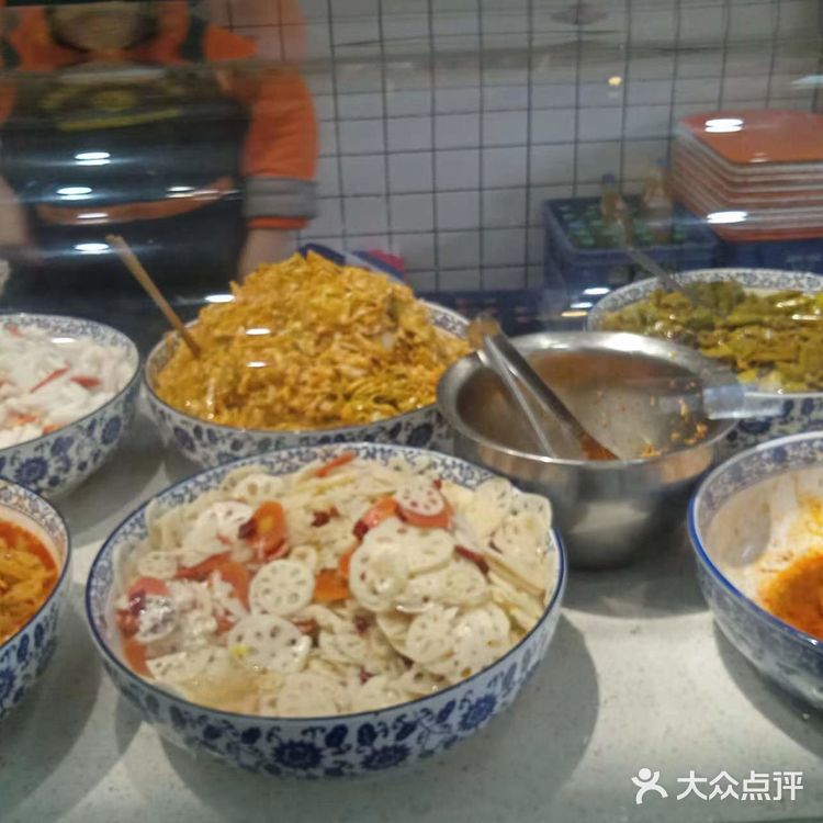 下单开票,兰州纯汤牛肉面要的韭叶牛肉面,面上桌很快