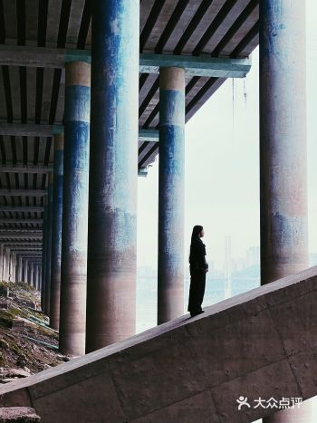 如果穿个白色的飘逸长裙跑起来，一定美极了