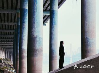 如果穿个白色的飘逸长裙跑起来，一定美极了