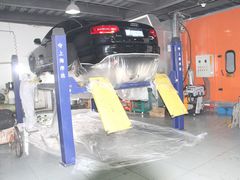用喷枪对底部进行喷涂-XPEL（大望路超级旗舰店）(国贸店)
