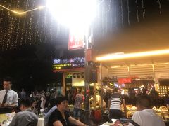 等位区-刘姐啤酒鱼民族演艺餐厅(西街总店)