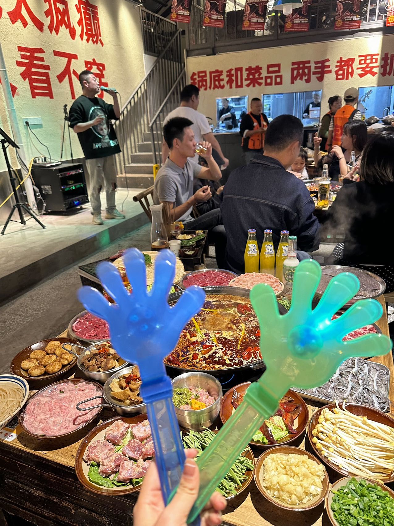 火锅🍲
楼上楼下全坐满了人
到了晚上还有老板🎤唱歌活跃气氛