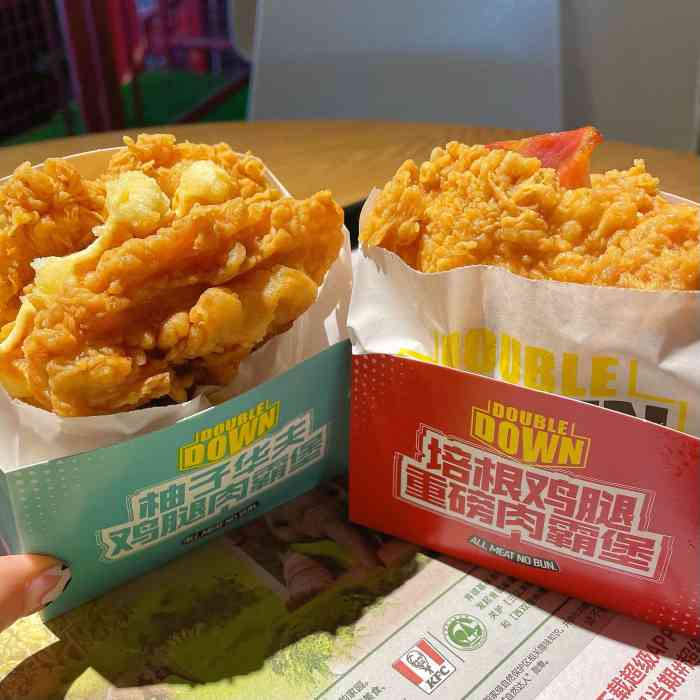 柚子华夫鸡腿肉霸堡 是两块鸡腿肉中夹了一块华夫饼 再涂上柚子酱 第