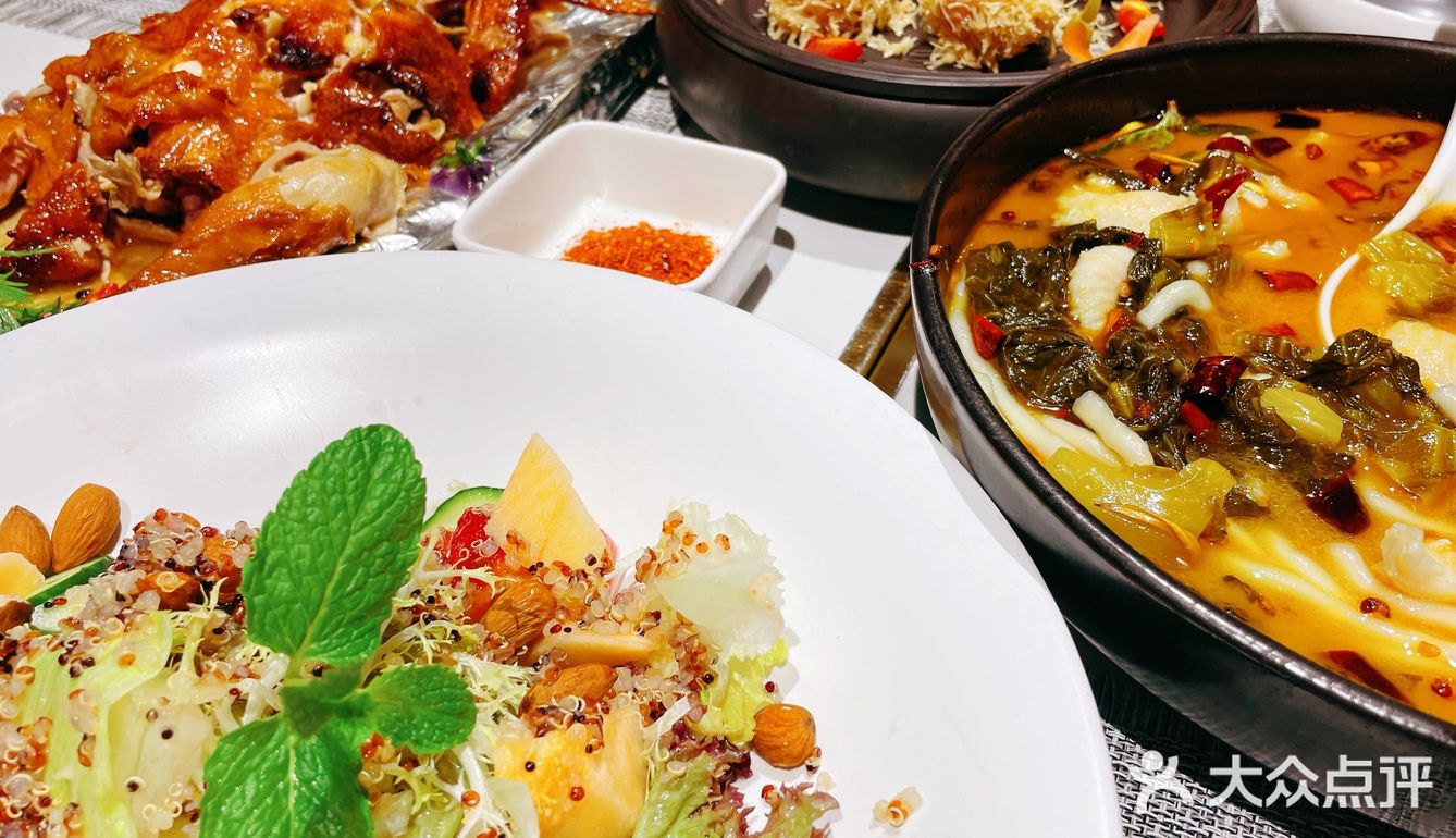 三亚美食探店：这家餐厅充满艺术氛围，连吃饭也变得文艺起来。