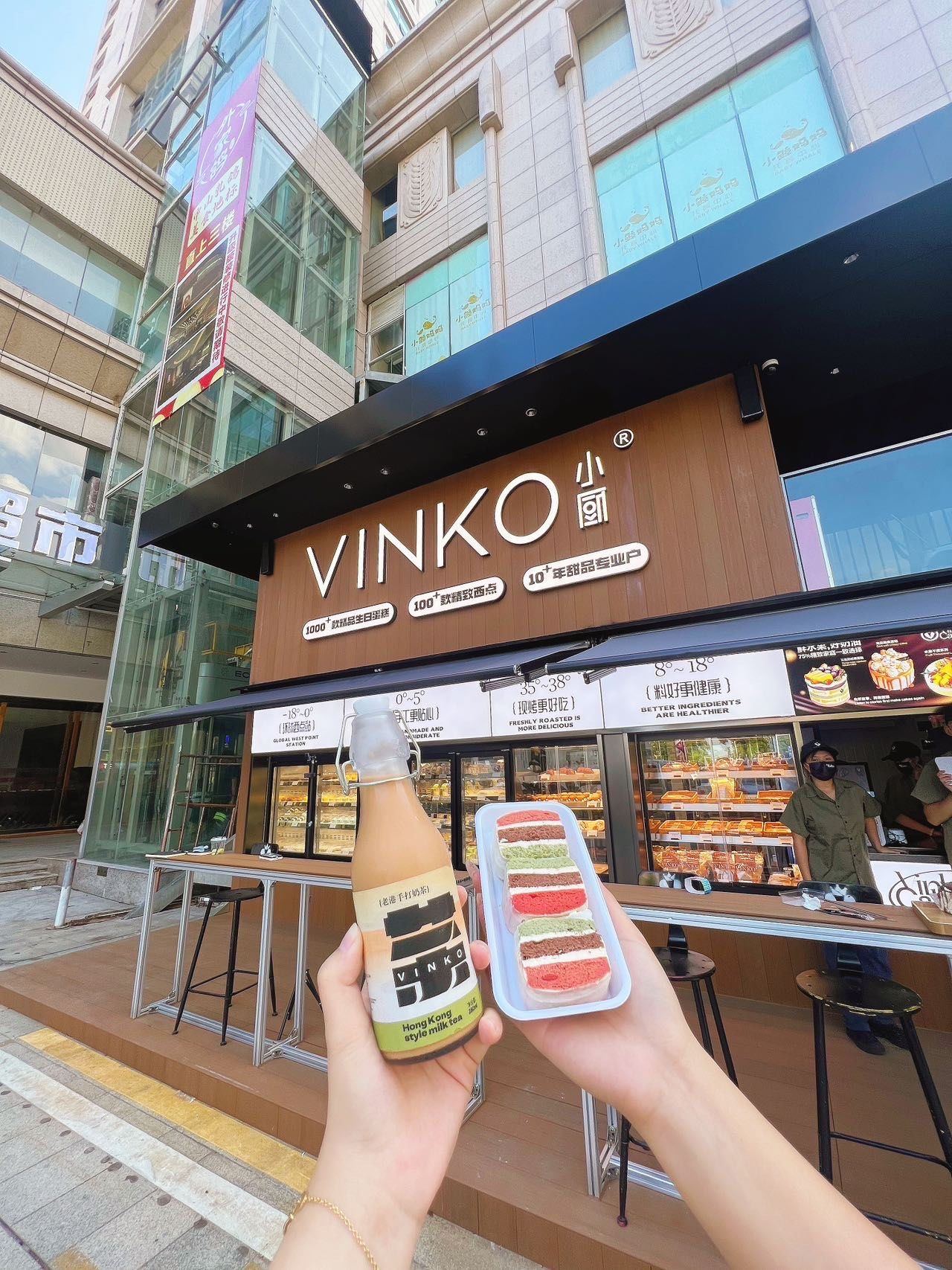 vinko小厨的小蛋糕尊嘟与众不同耶
店外的橱窗摆满了小90
尊嘟