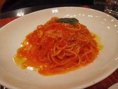 经典意大利细面配蒜味番茄酱-WOLFGANG PUCK KITCHEN & BAR(迪士尼小镇店)