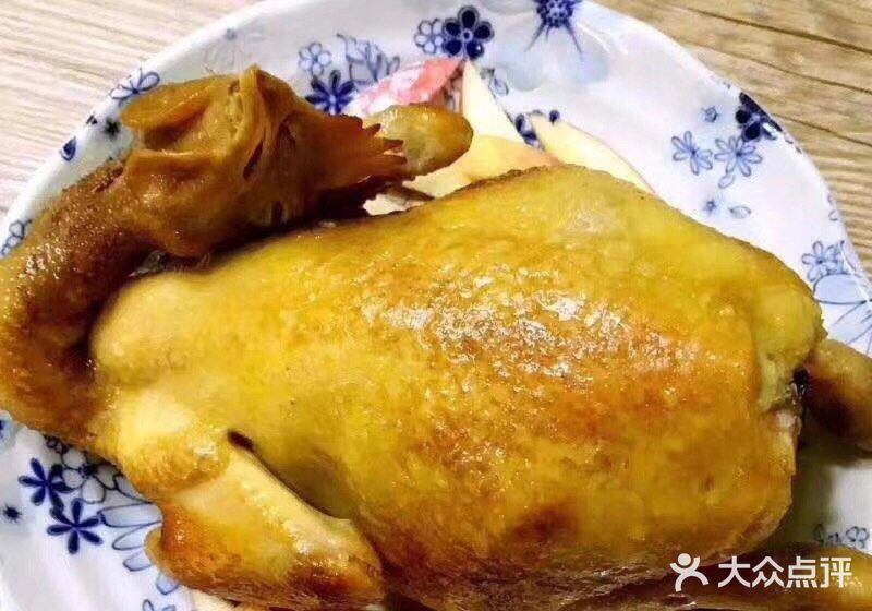 用厨房用纸擦干表面，苹果洗净并切片备用