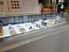 面包甜点陈列柜-Fridi Patisserie Cafe