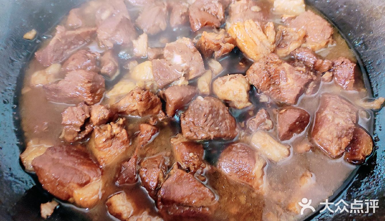 夹在烧饼里，肉夹饽就完成了，好吃！
