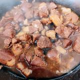 夹在烧饼里，肉夹饽就完成了，好吃！