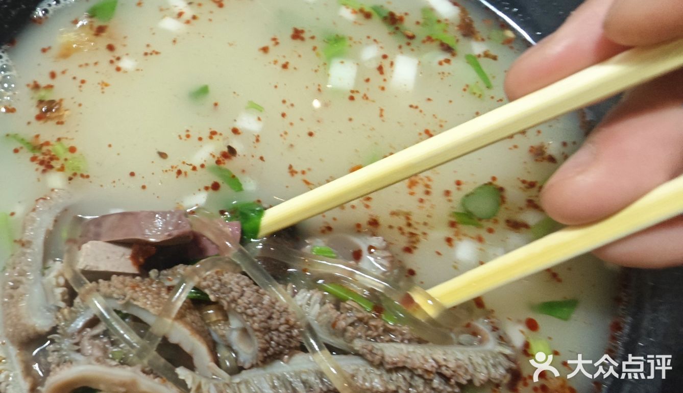 我们算是慕名而来，这应该是第四次来万红路羊汤了