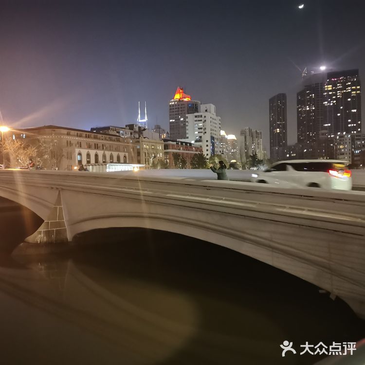 这是苏州河沿岸，新装修了一个步道，可以走走拍拍