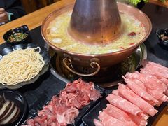 -果松木炭酸菜铜火锅·外婆参鸡汤