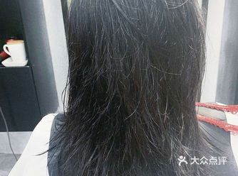 客人的投放的是比较蓬松，而且带一点自然卷，那我们要想