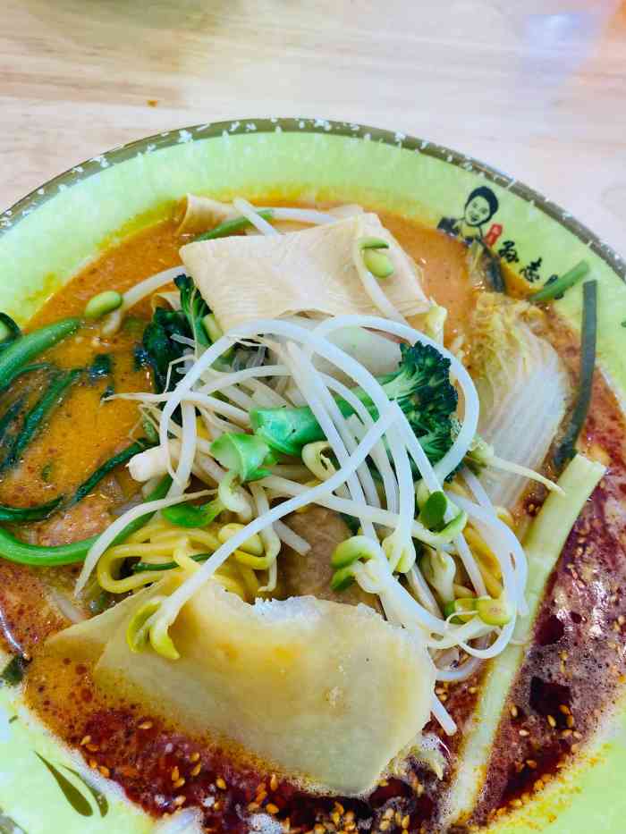 孙志鹏麻辣烫(铁西店)-"[薄荷]环境:店面装修高大上 干净卫生.