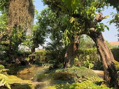 -Chom Cafe and Restaurant