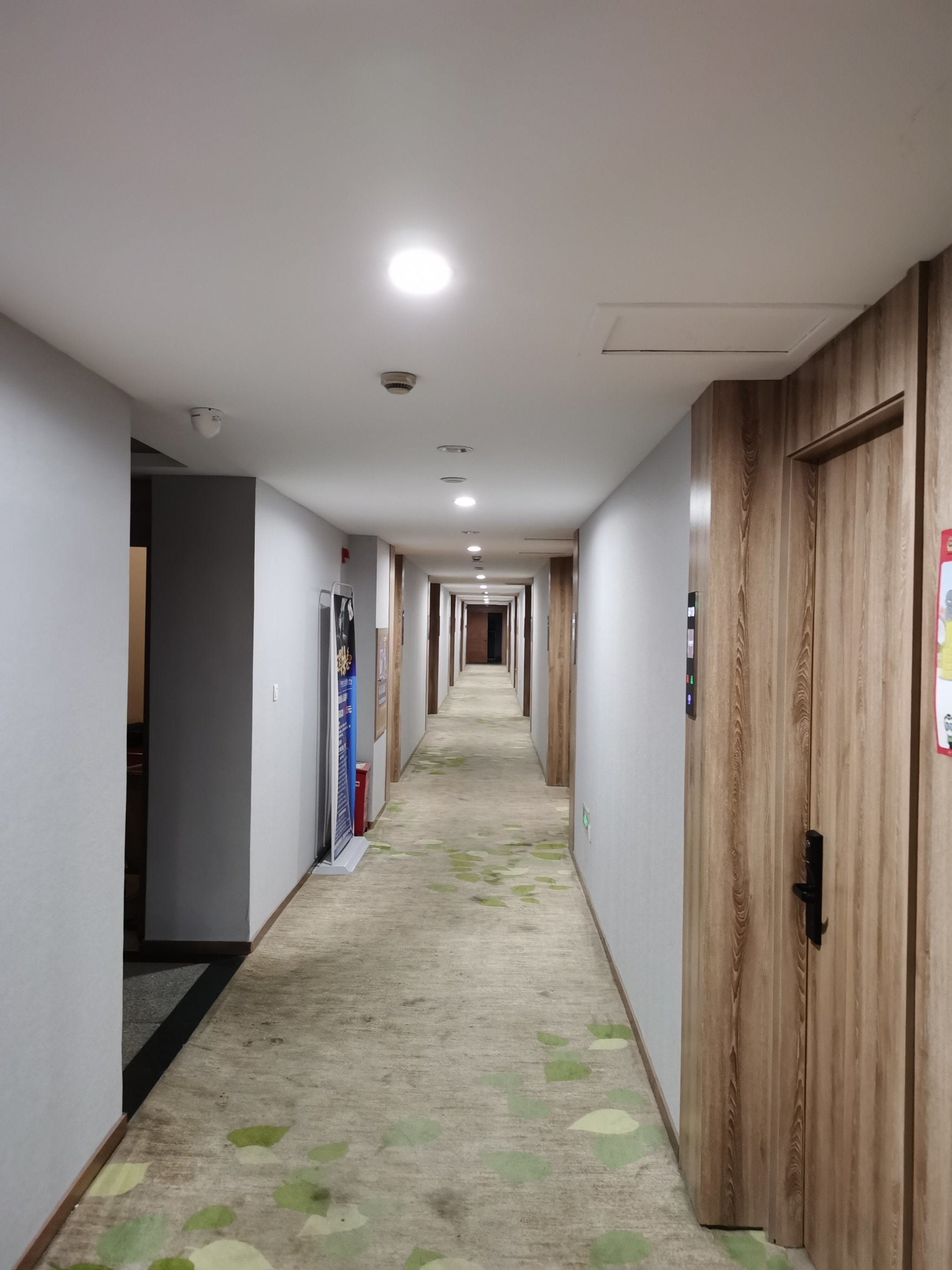 将格菲定位高档型酒店有点夸张了,归在经济