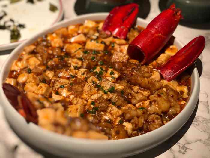 花醉法式川菜音乐餐厅-"晚上环境还不错,朋友一起小酒喝喝小天聊聊.