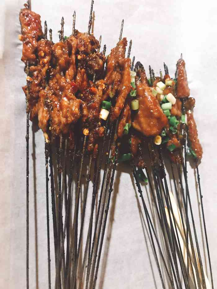 胡老六烤鲜牛肉-"宵夜必吃 胡老六铁签牛肉 「位置」红边.