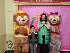 -小镇影院迪士尼小熊Duffy与他的朋友合影地