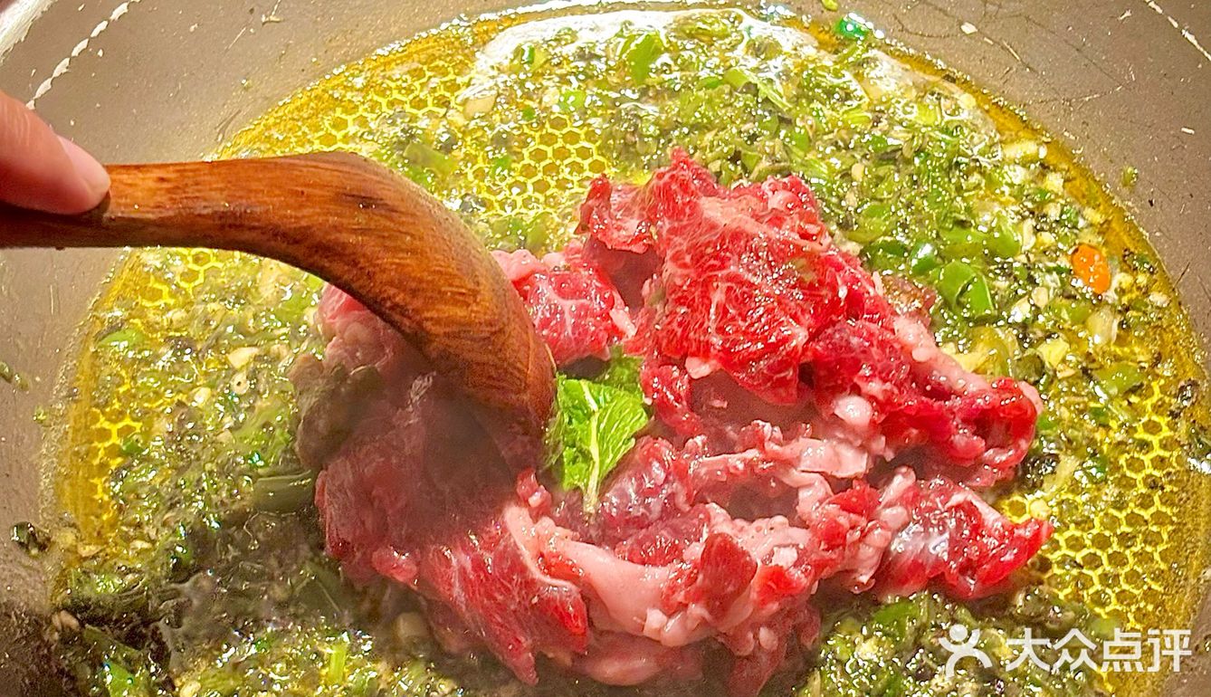 跟风吃这家湘西菜馆，排队1小时真值哭了