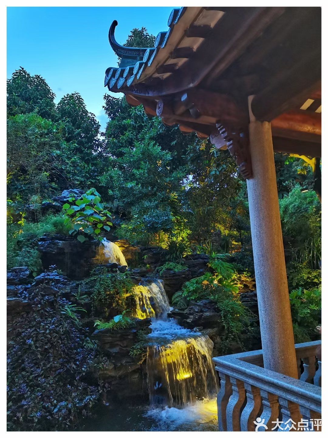 分享夜色中的南园酒家!