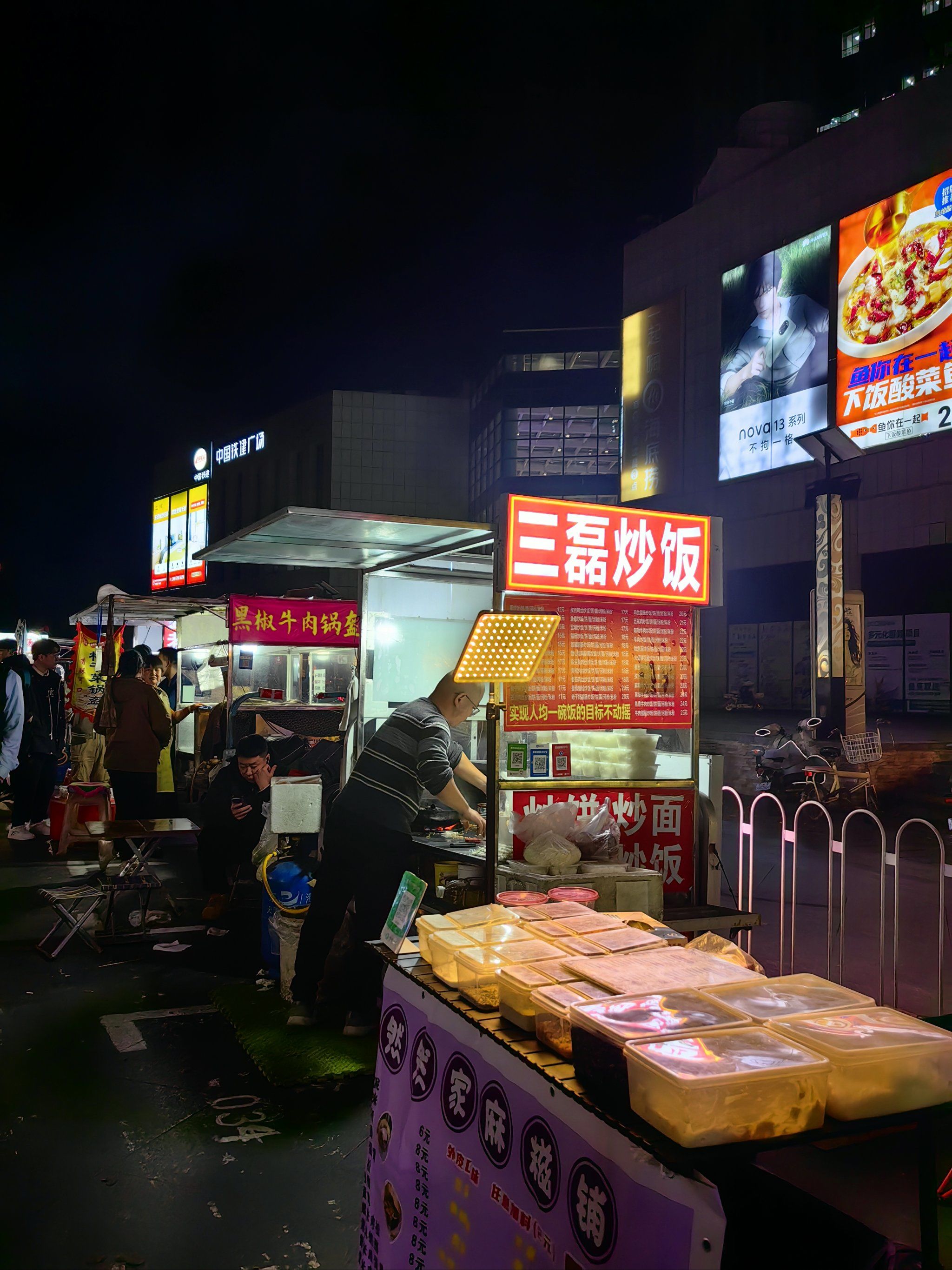 夜市摊位逛不停