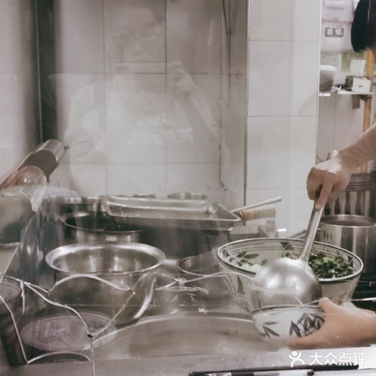 清早就顾客爆满的饸饹和水盆羊肉馆