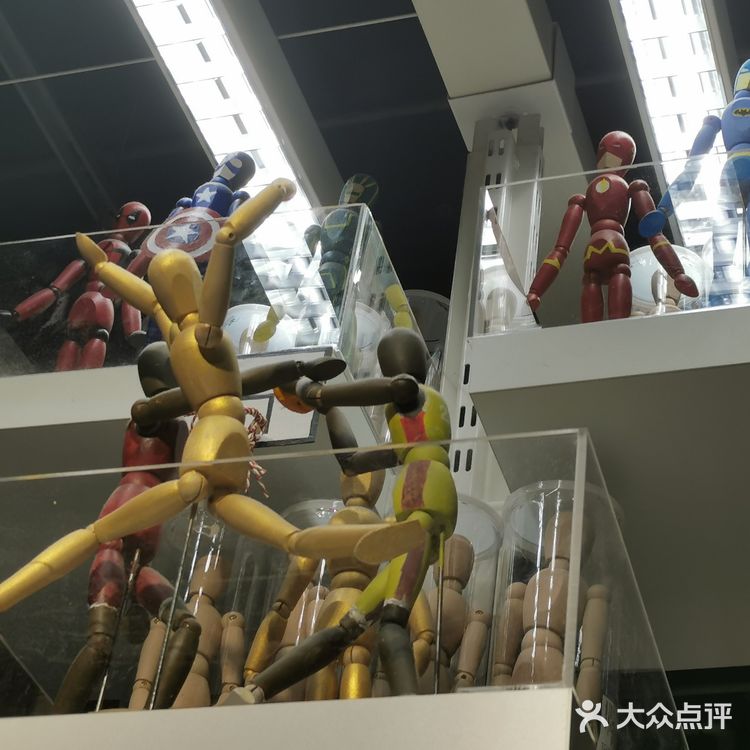 这款小木人算是宜家经典的小摆件了，实木的材质