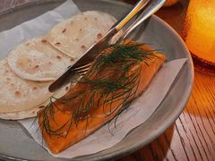 烟熏三文鱼配烤饺子皮和芥末籽酱-BOR Eatery(安福路店)