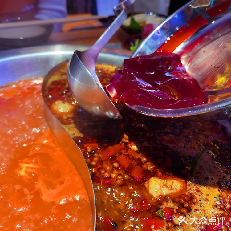 霓虹闪烁的正宗重庆火锅店