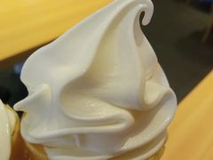 榴莲之神冰淇淋花筒-肯德基(中纬店)